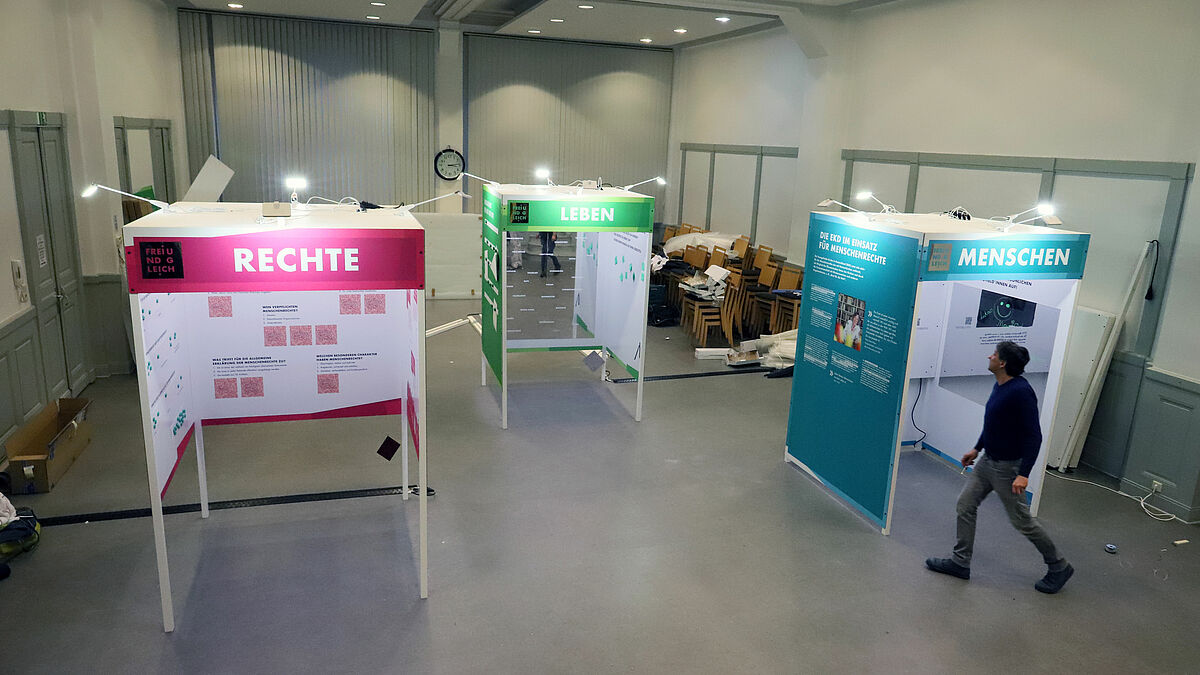 Was bedeuten Freiheit, Gleichheit und Würde? Die Ausstellung #freiundgleich der EKD, die ab dem 10. April in St. Katharinen in Hamburg zu sehen ist, beschäftigt sich damit.