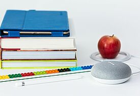 Schulbücher mit Apfel