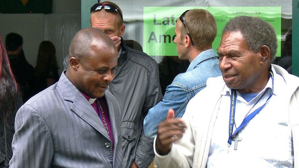 Begegnungen beim Jahresfest 2011: Pastor Luke Nzioki Mwololo, stellvertretender Generalsekretär der Lutherischen Kirche in Kenia (links), und Giegere Wenige, Leitender Bischof der Evangelisch-Lutherischen Kirche in Papua-Neuguinea