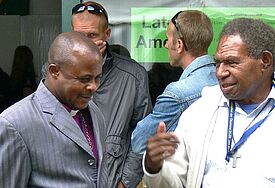 Begegnungen beim Jahresfest 2011: Pastor Luke Nzioki Mwololo, stellvertretender Generalsekretär der Lutherischen Kirche in Kenia, und Giegere Wenige, Leitender Bischof der Evangelisch-Lutherischen Kirche in Papua-Neuguinea