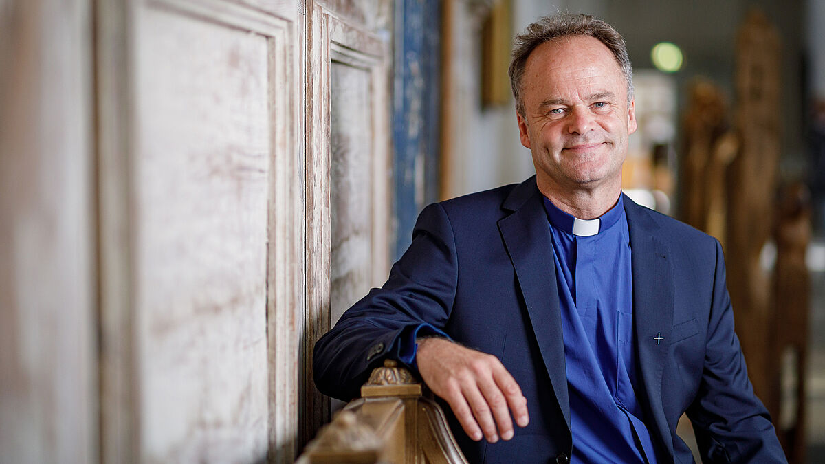 Bischof Tilman Jeremias lädt ein zum interreligiösen Friedensgebet der Rostocker Innenstadtgemeinde.
