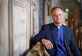 Bischof Tilman Jeremias lädt ein zum interreligiösen Friedensgebet der Rostocker Innenstadtgemeinde.