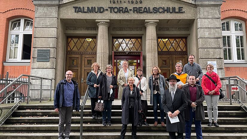 Das Pastoralkolleg der Nordkirche besucht die jüdische Gemeinde Hamburg, Landesrabbiner Shlomo Bistritzky und Bischöfin Kirsten Fehrs "Die Vermittlung des Themas Judentum darf nicht nur Erinnerungskultur bedeuten", sagt Hanna Lehming, Beauftragte für den Christlich-Jüdischen Dialog der Nordkirche. Sie organisiert deswegen regelmäßig persönlichen Austausch des Pastoralkollegs mit der Jüdischen Gemeinde Hamburg und ihrem Landesrabbiner Shlomo Bistritzky. Hier der Besuch des Pastoralkollegs mit Bischöfin Kirsten Fehrs in der Talmud Tora Schule.