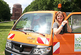 In ihrem orangenen Transporter flitzt Chef-Gärtnerin Marieke Schulz-Gerlach durch den Stadtpark.