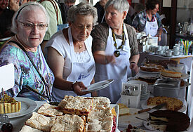 Viel zu tun: Rosemarie Rittscher (Mitte) bedient im Turmcafé
