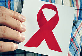 Die Rote Schleife ist weltweit ein Symbol der Solidarität mit HIV-Infizierten und Aids-Kranken