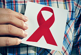 Die Rote Schleife ist weltweit ein Symbol der Solidarität mit HIV-Infizierten und Aids-Kranken