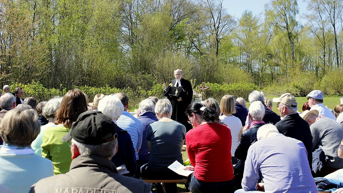Himmelfahrt-Fahrradgottesdienst mit Bischof Gothart Magaard auf dem Segelfluggelände in Aukrug
