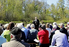 Bischof Gothart Magaard beim Himmelfahrt-Fahrradgottesdienst auf dem Segelfluggelände in Aukrug
