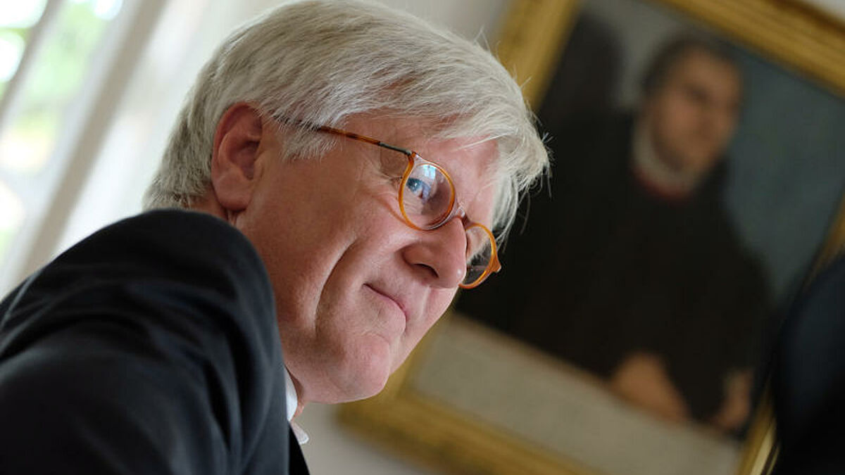 Der Ratsvorsitzende der Evangelischen Kirche in Deutschland (EKD), Landesbischof Heinrich Bedford-Strohm, am 16.09.16 in seinem Buero in Muenchen bei einem gemeinsamen Interview mit dem Vorsitzenden der katholischen Deutschen Bischofskonferenz, Kardinal Reinhard Marx. An der Wand ein Bild des Reformators Martin Luther (1483-1546). Das Gespraech fuerten die Katholische Nachrichten-Agentur (KNA) und der Evangelische Pressedienst (epd).