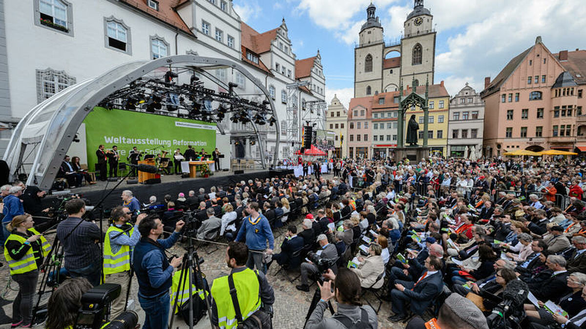 Mit einem Gottesdienst auf dem Wittenberger Marktplatz oeffnete am Samstag (20.05.17) die Weltausstellung Reformation in der Lutherstadt (Foto, hinten die Stadtkirche St. Marien, Luthers Predigtkirche). Die Freiluftausstellung an den Altstadtgrenzen Wittenbergs blickt auf 500 Jahre Reformation und deren Folgen bis in die Gegenwart zurueck. Dazu dienen sieben "Tore der Freiheit" bis Mitte September als Praesentationsflaeche fuer mehr als 80 Aussteller, wie Kirchen und Organisationen aus aller Welt. Am Auftaktgottesdienst zur Weltausstellung auf dem Wittenberger Marktplatz nahmen unter anderem Bundespraesident Frank-Walter Steinmeier und der Ratsvorsitzende der Evangelischen Kirche in Deutschland, Landesbischof Heinrich Bedford-Strohm, teil. (Siehe epd-Meldung vom 20.05.17)