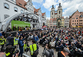 Die Weltausstellung Reformation ist eröffnet: Rund 4000 Menschen feiern Gottesdienst auf dem Marktplatz in Wittenberg.