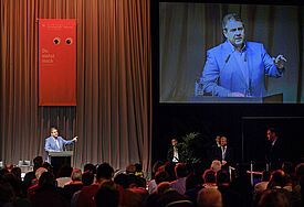 Podium mit Bundesaussenminister Sigmar Gabriel (SPD, Foto) zu dem Thema "Mehr Verantwortung fuer den Frieden - Deutsche Aussenpolitik in Zeiten des Umbruchs" am Freitag (26.05.2017)  beim evangelischen Kirchentag in Berlin. Der 36. Deutsche Evangelische Kirchentag unter der biblischen Losung "Du siehst mich" findet vom 24. bis 28. Mai in Berlin und Wittenberg statt und steht in diesem Jahr im Zeichen des 500. Reformationsjubilaeums. (Siehe epd-Bericht vom 26.05.2017)