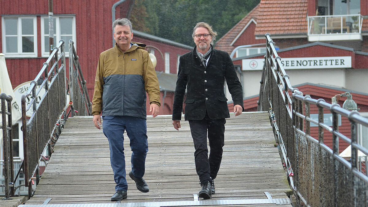 Auf dem Weg über Gemeindegrenzen hinweg: Pastor Dirk Homrighausen (l.) und Pastor Ole Halley machen sich gemeinsam mit den Kirchengemeinderäten Borby und St. Nicolai auf, eine mögliche Fusion der beiden Eckernförder Kirchengemeinden auszuloten.