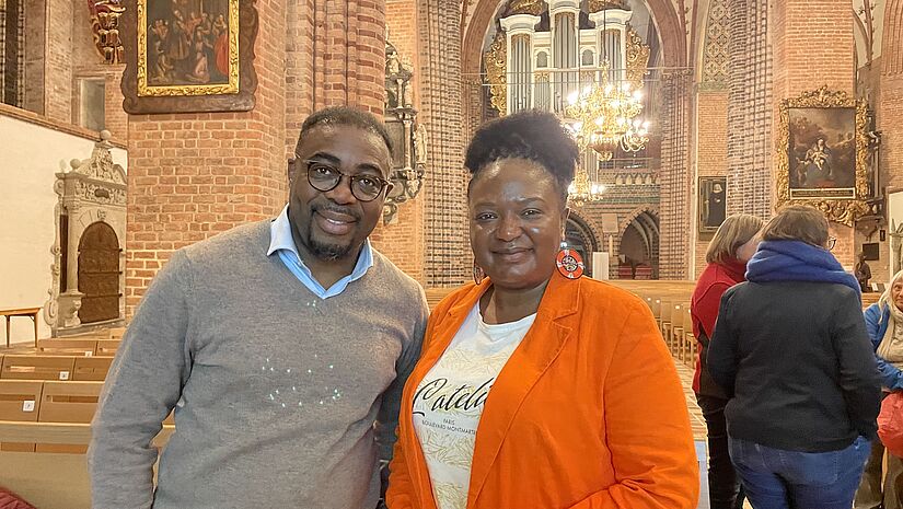 Gemeinsam mit dem Musiker Folarin Omishade kam Delphine Takwi vom Frauenwerk der Nordkirche zu einem Vortragsabend in den Dom.