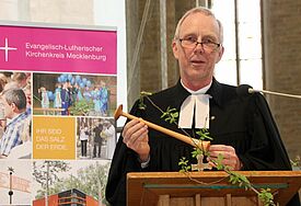 Propst Schünemann bei seiner Predigt.