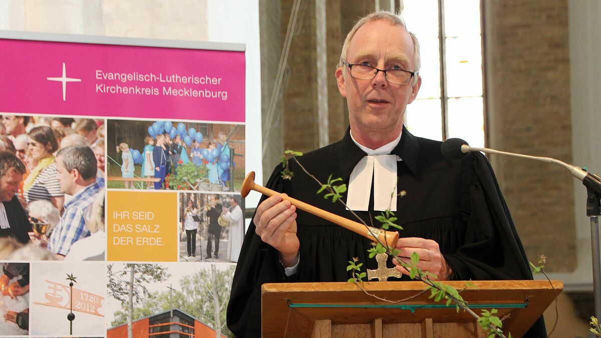 Propst Wulf Schünemann rief in seiner Predigt dazu auf, hoffnungsvoll zu sein, trotz vieler bedrückender Umstände in Gesellschaft und Kirche.