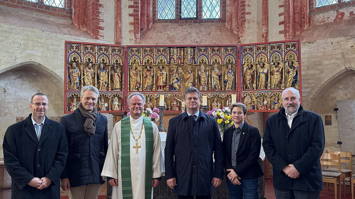 Auf dem Foto sind von links nach rechts zu sehen: Wissenschaftlicher Referent der Nordkirche Dr. Jan Menkhaus, Landeskirchlicher Beauftragter für MV Markus Wiechert, Bischof Tilman Jeremias, Bauernverbandspräsident Karsten Trunk, Vizepräsidentin Sabine Firnhaber und Geschäftsführer des Bauernverbands Dr. Martin Piehl in der Inselkirche Poel.