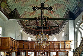 Der Innenraum der St. Laurentius Kirche in Tönning ist reich ausgestattet. Ein Gemäldealtar, eine barocken Kanzel, wertvolle Decken-Malereien und weitere Schätze gilt es zu bewahren.