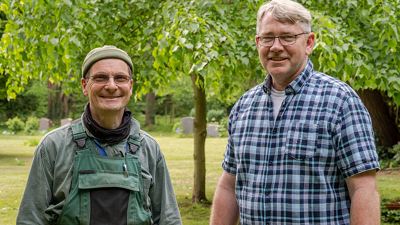 Die Linde auf dem Eichhof-Friedhof in Kiel mit Gärtner Dirk Wegner-Ulke und Jörgen Schulz.