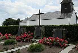 Die Gedenktafeln bei der Ladelunder St. Petri-Kirche, Foto:Happe/Ladelund