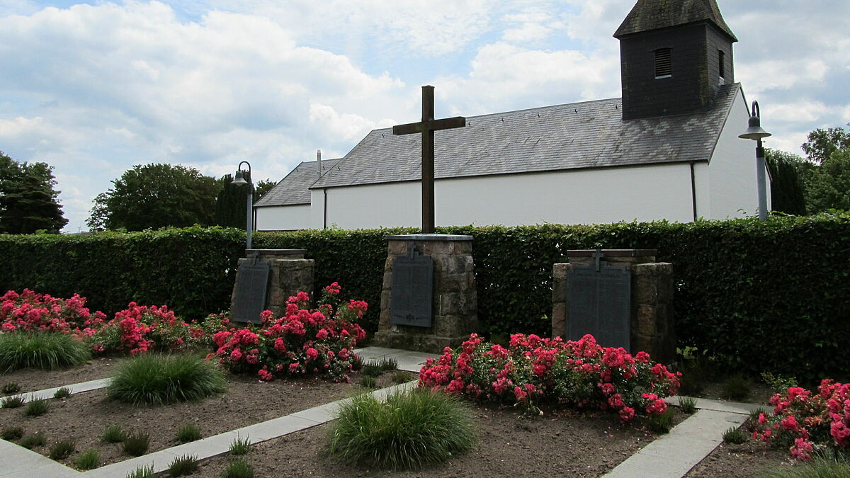 Die Gedenktafeln bei der Ladelunder St. Petri-Kirche, Foto:Happe/Ladelund