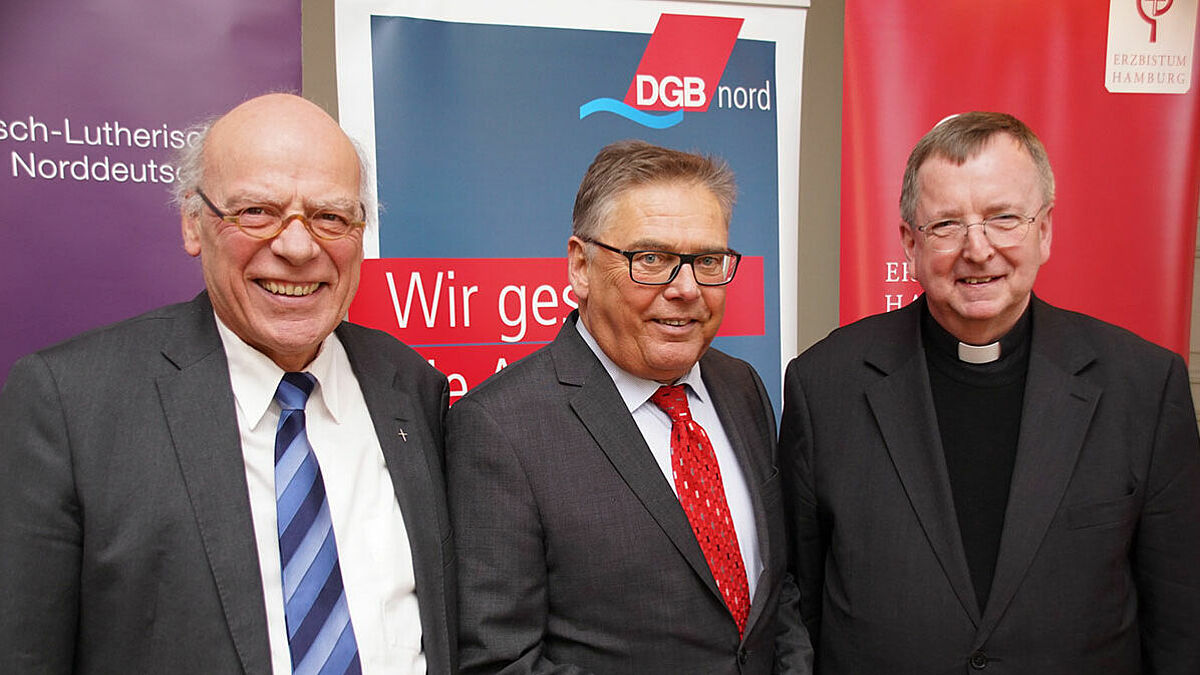Erstmalig luden die Nordkirche, das Erzbistum Hamburg und der DGB Nord zum Neujahrsgespräch ein: Landesbischof Gerhard Ulrich (v.l.), Uwe Polkaehn, Vorsitzender des DGB Nord, und Weihbischof Horst Eberlein tauschten sich zum Thema "Soziale Spaltung" aus