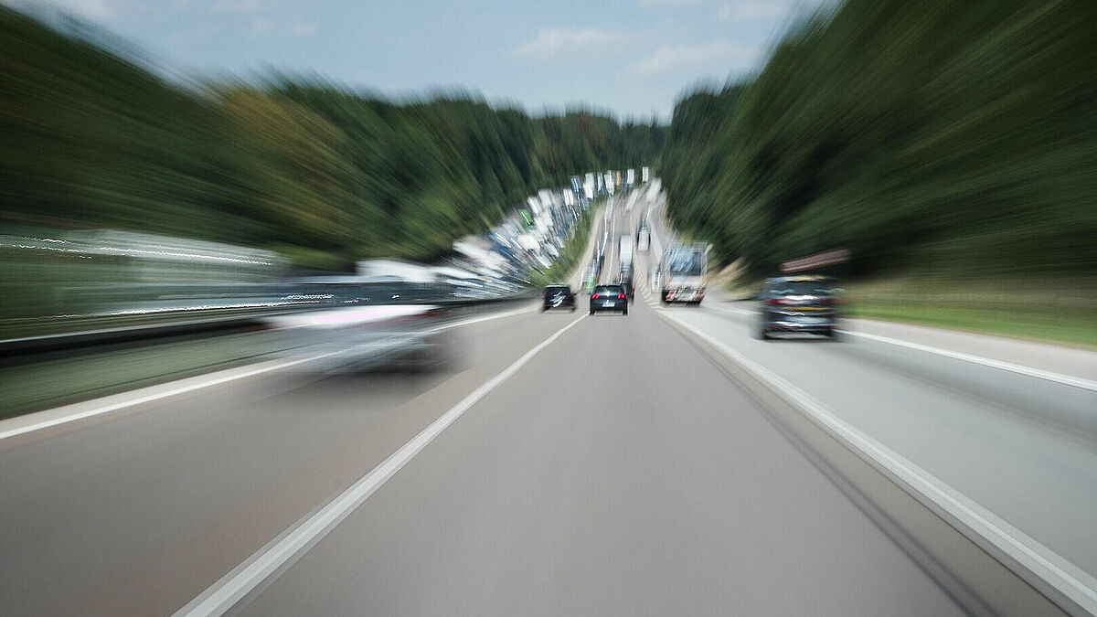 Eine Debatte, fast so alt wie die Bundesrepublik selbst: Wie schnell soll auf Deutschlands Autobahnen gefahren werden?