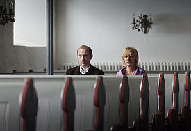 Die Schauspieler Peter Heinrich Brix und Petra Koslowski in der Toestruper Kirche. (c) ZDF,Boris Laewen