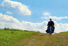 In der Fernsehserie "Die Kirche bleibt im Dorf" zeigt der SWR jeweils montags um 20.15 Uhr einen Seelsorger, der auf seinem Motorroller im Talar von Dorf zu Dorf fährt, um seine "Schäfchen" zu treffen. (© SWR Pressestelle)