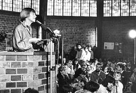 Evangelischer Kirchentag unter dem Motto "Brücken bauen" in Rostock 1988. Bibelarbeit mit Dorothee Sölle in der Johanniskirche.