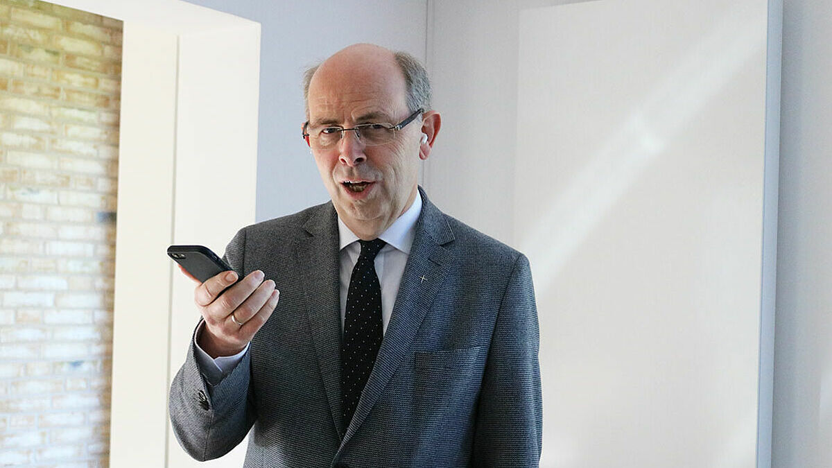 Prominenter Unterstützer des digitalen Chorprojektes ist auch Bischof Gothart Magaard, Schleswig, der seinen Part des Stückes "Morgenlicht" bereits eingesungen hat