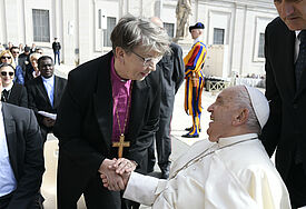 Landesbischöfin Kristina Kühnbaum-Schmidt trifft Papst Franziskus am Rande einer Generalaudienz