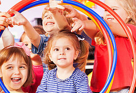 Kinder spielen in einer Kindertagesstätte