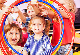 Kinder spielen in einer Kindertagesstätte