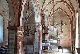 Das Innere der Feldsteinkirche von Ankershagen, erbaut 1266, mutet urtümlich an. Mit ihren 750 Jahren zählt die Kirche zu den ältesten in Mecklenburg-Vorpommern