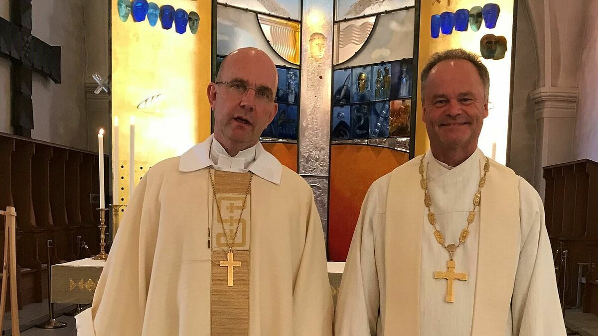 Langjährige Freundschaft: Bischof Tilman Jeremias aus Greifswald und Bischof Fredrik Modaeus bei den Feierlichkeiten zum 850jährigen Domjubiläum in Växjö, das zur Kirche von Schweden gehört.