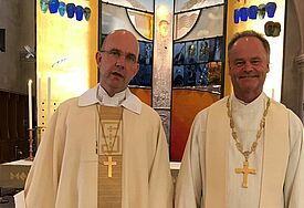 Langjährige Freundschaft: Bischof Tilman Jeremias aus Greifswald und Bischof Fredrik Modaeus bei den Feierlichkeiten zum 850jährigen Domjubiläum in Växjö, das zur Kirche von Schweden gehört.