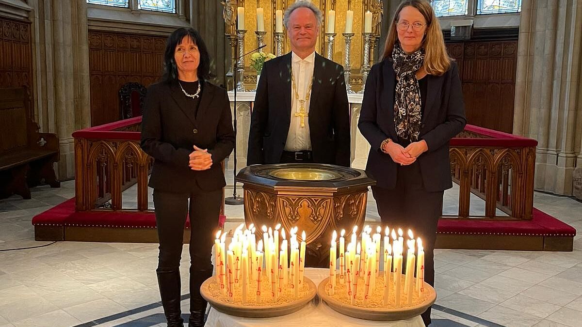 Integrationsbeauftragte Mecklenburg-Vorpommerns Jana Michael, Bischof im Sprengel Mecklenburg und Pommern Tilman Jeremias und Ministerin für Wissenschaft, Kultur, Bundes- und Europaangelegenheiten in Mecklenburg-Vorpommern Bettina Martin in der Schlosskirche Schwerin zum Gedenkgottesdienst des vierten Jahrestages des Ukrainekrieges. © Geschäftsstelle Integrationsbeauftragte MV