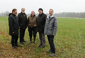 Propst Thomas Bergemann, Dr. Holger Gerth, Bischof Gothart Magaard und Dr. Jan Menkhaus lassen sich von Schäfer Stefan Johannsen informieren