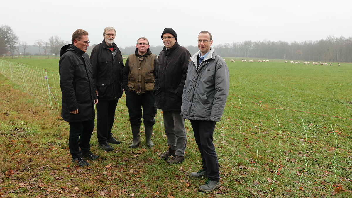 Propst Thomas Bergemann, Dr. Holger Gerth, Bischof Gothart Magaard und Dr. Jan Menkhaus lassen sich von Schäfer Stefan Johannsen informieren