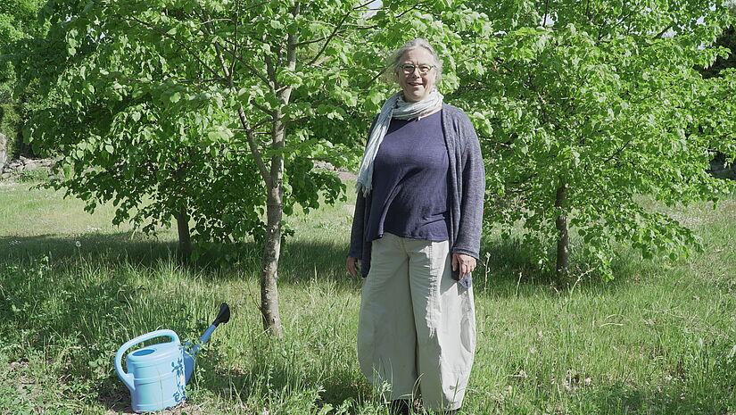 Irene de Boor mit den drei Linden der Kirchengemeinde Mühlen Eichsen-Vietlübbe.