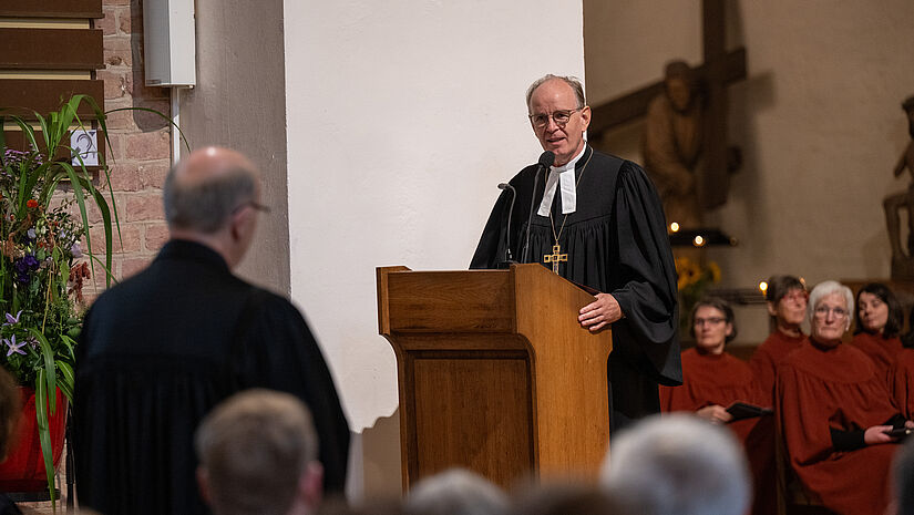 Landesbischof Ralf Meister wandte sich mit persönlichen Worten an den scheidenden Bischof.