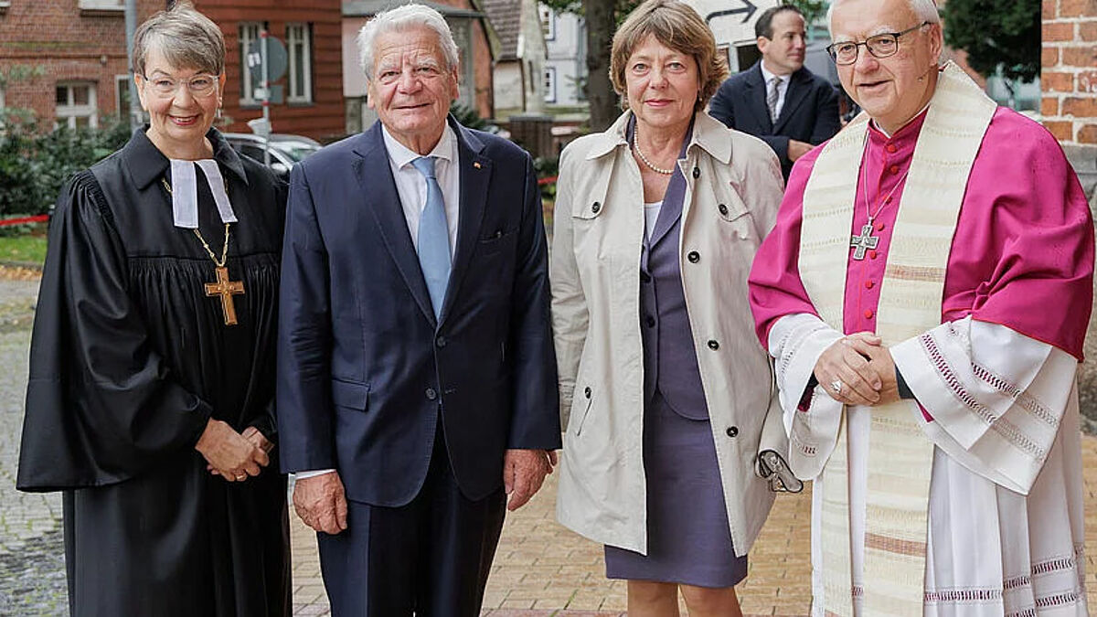 Vor dem Ökumenischen Gottesdienst anlässlich des Tages der Deutschen Einheit am 3. Oktober 2024 im Dom zu Schwerin: Landesbischöfin Kristina Kühnbaum-Schmidt und Erzbischof Heiner Koch begrüßen Altbundespräsident Joachim Gauck und Daniela Schadt. Foto: Hernandez / Nordkirche 