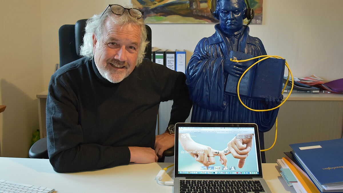 Ein erster Online-Gang mit Martin Luther: Propst Erich Faehling zeigt die neue Homepage des Kirchenkreises Plön-Segeberg.