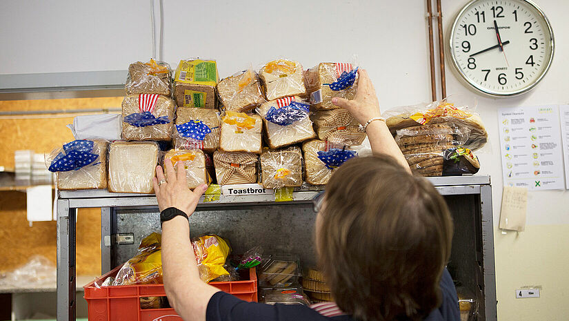 Tostbrot-Spenden stapeln sich bei der Ausgabestelle einer Tafel. Tostbrot-Spenden stapeln sich bei der Ausgabestelle einer Tafel.