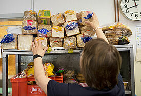 Tostbrot-Spenden stapeln sich bei der Ausgabestelle einer Tafel.