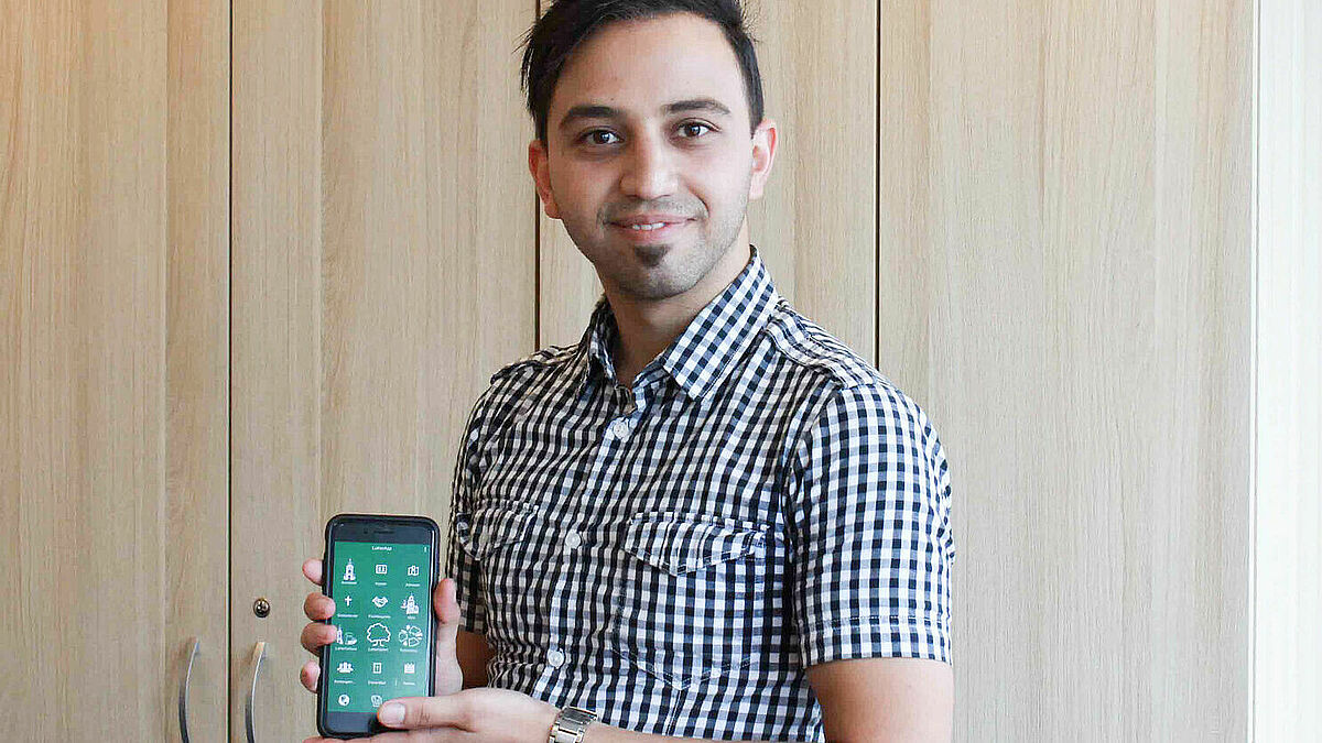 Arjen Sepanji aus dem Iran hat für die Luthergemeinde in Hamburg-Bahrenfeld eine App entwickelt.