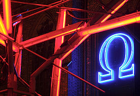 "A und O" Lichtkunstwerk von Michael Batz an der Nordfassade der St.-Petri-Kirche zur Nacht der Kirchen (C) Michael Zapf