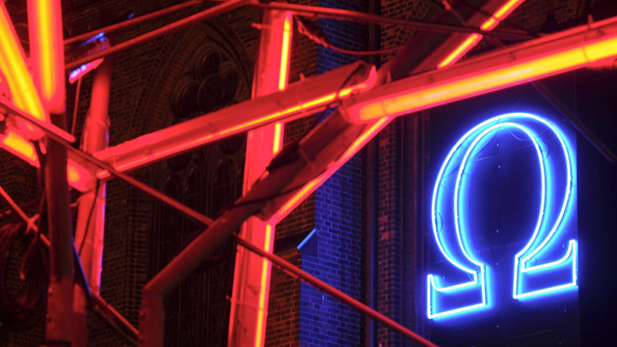 "A und O" Lichtkunstwerk von Michael Batz an der Nordfassade der St.-Petri-Kirche zur Hamburger Nacht der Kirchen